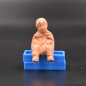 enfant assis Brut enfant assis Brut